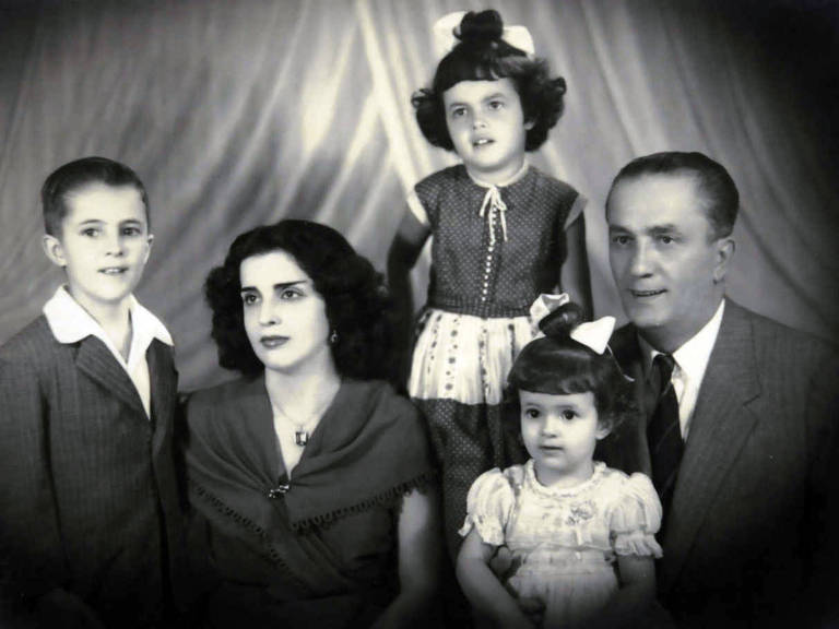 Nascida em 1947, Dilma é a segunda filha do casal Pedro Rousseff, um búlgaro naturalizado brasileiro, e de Dilma Jane Coimbra Silva 