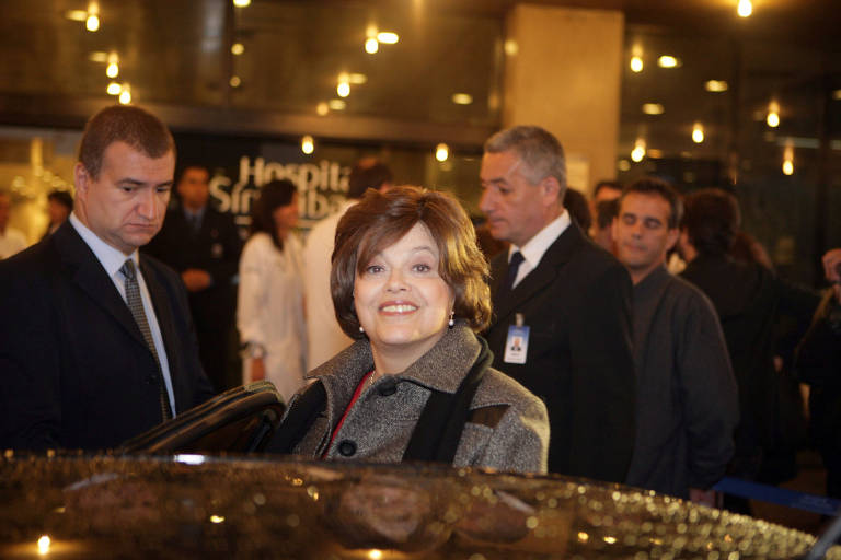 A então ministra-chefe da Casa Civil, Dilma Rousseff, em 2009, após sessão de quimioterapia no hospital Sírio-Libanês, em São Paulo, onde fazia tratamento contra um câncer linfático descoberto naquele ano