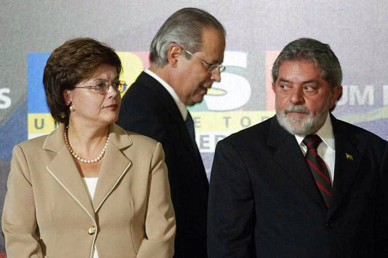 Dilma em sua posse como ministra da Casa Civil, em substituição a José Dirceu, afastado após denúncias de corrupção no escândalo do mensalão