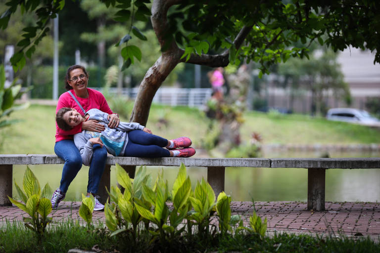 A profissional liberal Maria Aparecida Stockler, 52, e a filha mais nova, Chiara, 9, no parque Celso Daniel com sua. Vem gente até de Mauá para aproveitar o lugar, conta ela 