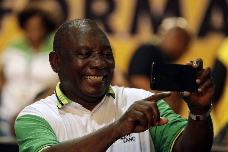 O novo presidente do Congresso Nacional Africano, Cyril Ramaphosa, tira selfie em Johannesburgo (frica do Sul)