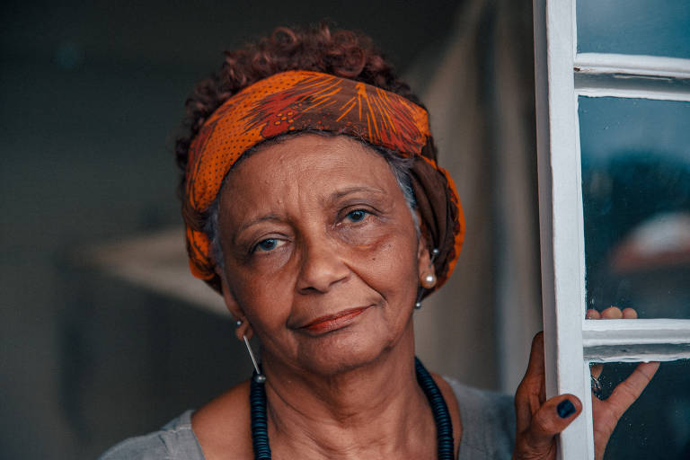 O tempo cronológico cada um tem o seu. Muitos artistas novíssimos já têm seu trabalho super-reconhecido, e o meu só agora. O tempo dele é esse. O meu é agora. Nessa época de aceitação e desconstrução de um monte de valores, a idade tem que entrar. A pessoa que viveu mais não é para ser descartável. Enquanto há vida, há oportunidades, e temos que agarrar essas oportunidades. E a gente aprende o tempo todo. Aprendo com meu assistente, que é jovem. É uma troca. Acho pequeno dizerem que estou velha para isso, a idade nunca me barrou.
SÔNIA GOMES, 69, artista plástica