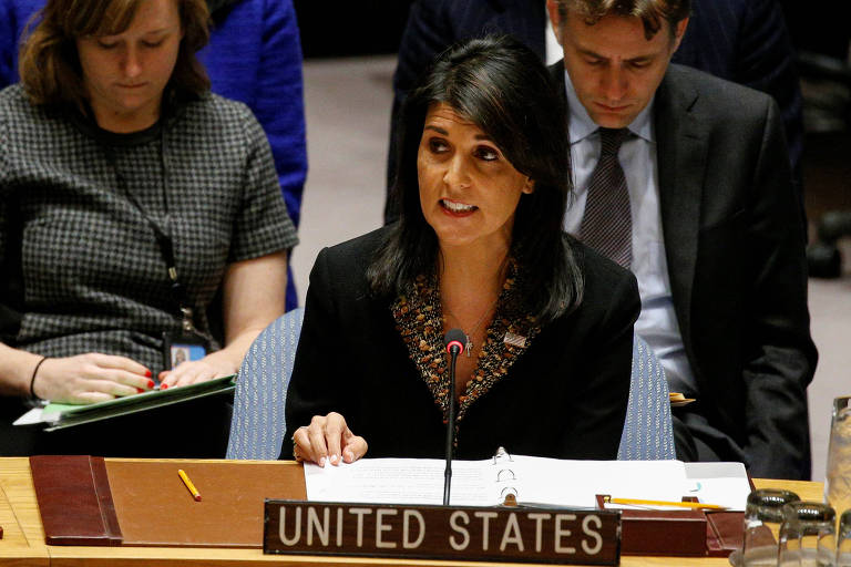 A embaixadora dos EUA na ONU, Nikki Haley, em reunião do Conselho de Segurança 
