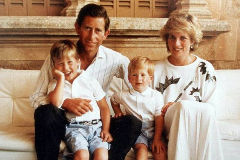 Princesa Diana com o marido, príncipe Charles e os filhos, William e Harry