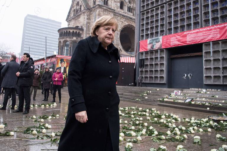 A chanceler alem, Angela Merkel, em memorial em homenagem a vtimas de atentado na Breitscheidplatz, em Berlim