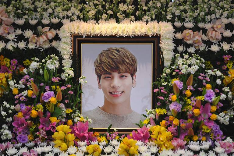 O retrato de Kim Jong-Hyun, 27, em altar montado no hospital em que morreu, em Seul, capital da Coreia do Sul
