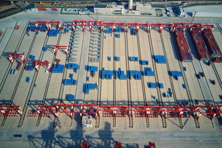 Foto aérea mostra sistema de carregamento automático de contêineres en navios no porto de Yangshan
