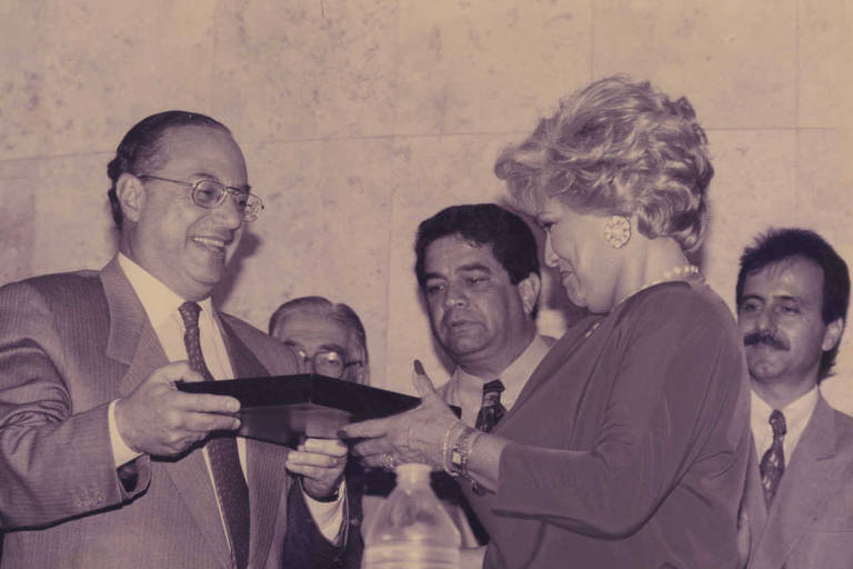 Hebe Camargo e o então prefeito Paulo Maluf, durante entrega do título de cidadã paulistana à apresentadora, na Câmara dos Vereadores, em 1994