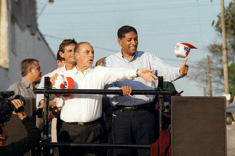 O ex-prefeito Paulo Maluf e o então candidato à prefeitura Celso Pitta durante carreata na zona leste de São Paulo