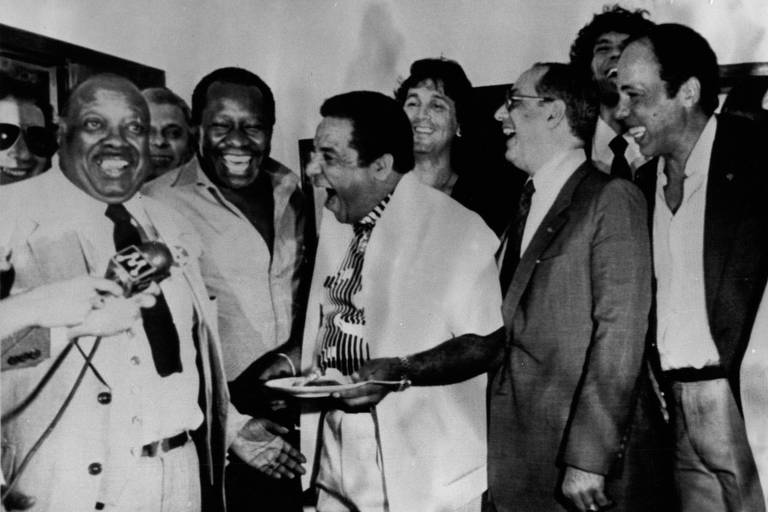 Paulo Maluf, então candidato a presidente, ao lado dos atores, humoristas e músicos como Mussum, Chocolate, Barros de Alencar, Jece Valadão, Agnaldo Timóteo e Rino Mari, durante almoço na casa do político, em Brasília