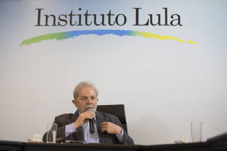 Lula fala a jornalistas durante café da manhã no instituto que leva seu nome, em SP