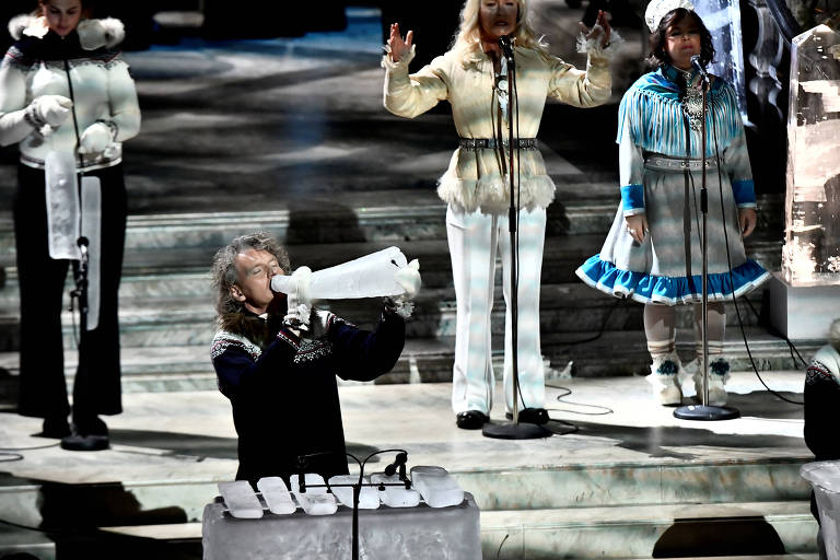 Terje Isungset se apresenta com instrumentos de gelo em Estocolmo