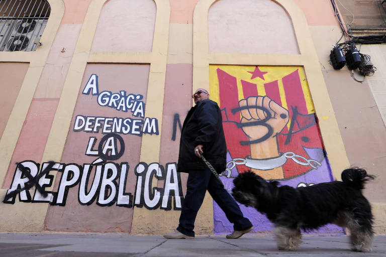 Homem passa em frente a mural pr-independncia da Catalunha em Barcelona