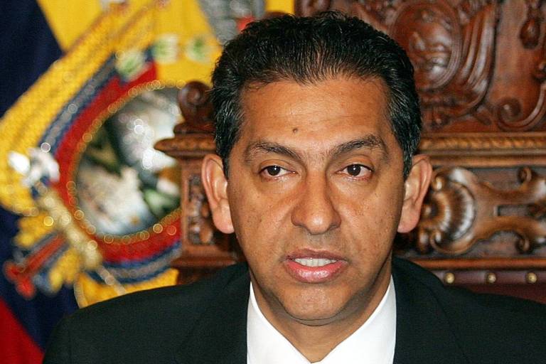 <b>20.abr.2005</b>
<b>Equador</b>
Lucio Gutiérrez é destituído pelo Congresso e substituído pelo vice, Alfredo Palacio