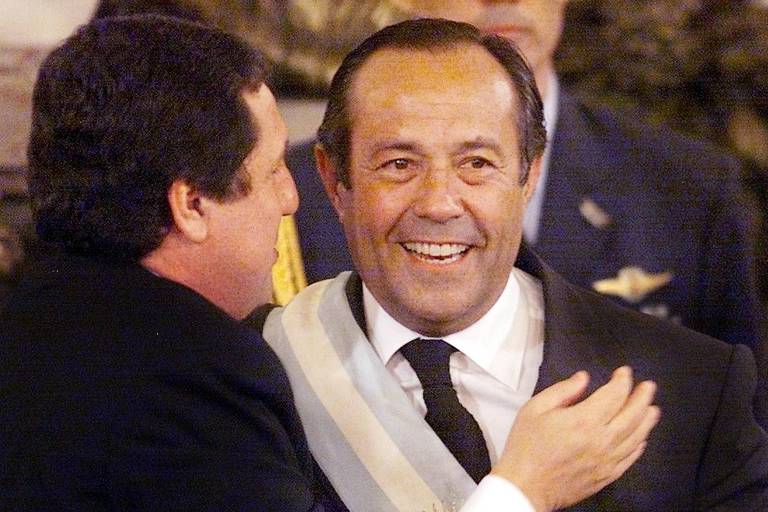 <b>30.dez.2001</b>
<b>Argentina</b>
Adolfo Rodríguez Saá renuncia; o Congresso aponta como substitutos Ramón Puerta, Eduardo Camaño e finalmente Eduardo Duhalde, que termina o mandato de De la Rúa