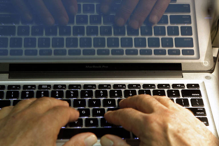 Depois do uso, no seu computador pessoal, procure trocar suas senhas