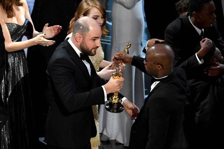 O produtor Justin Horowitz ('La La Land') entrega o Oscar ao diretor Barry Jenkins ('Moonlight')