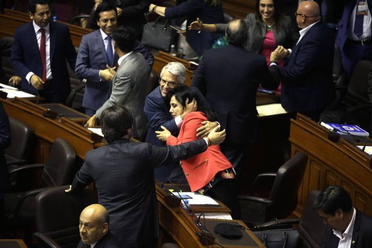 Deputados governistas comemoram permanência do presidente Pedro Pablo Kuczynski