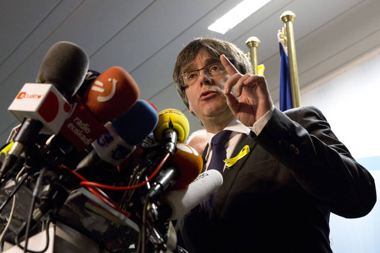 O ex-presidente catalo Carles Puigdemont d entrevista em Bruxelas aps a eleio