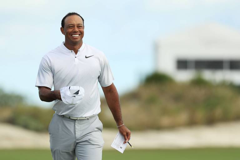 Astro do golfe, Tiger Woods sofre grave acidente de carro e é internado ·  Notícias da TV