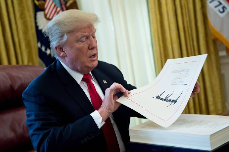 O presidente dos EUA, Donald Trump, assina a lei da reforma tributria no Salo Oval da Casa Branca