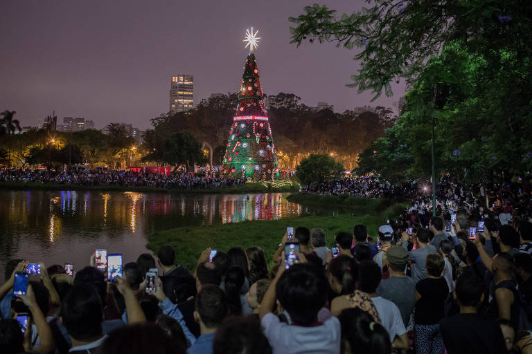 Público assiste show de natal no Parque do Ibirapuera, em São Paulo