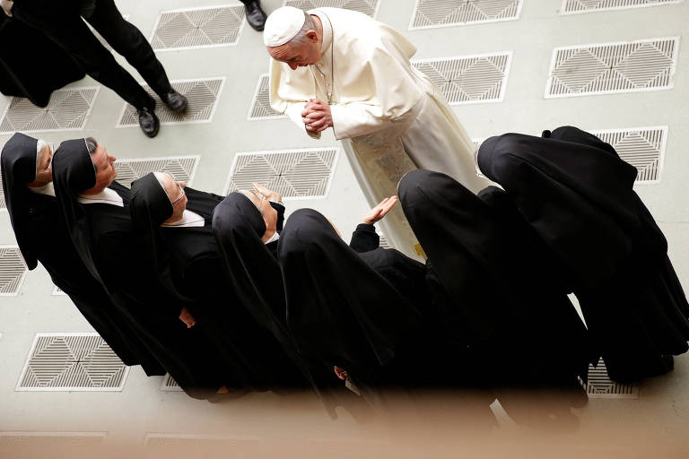 O papa Francisco conversa com freiras durante audiência geral no Vaticano 