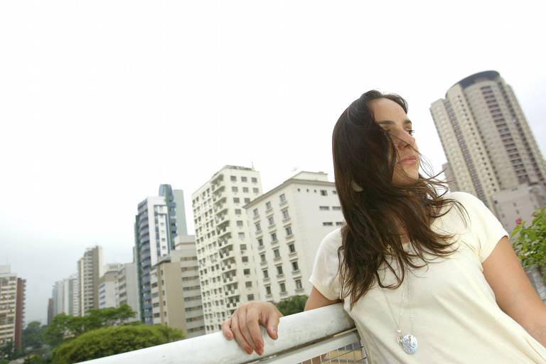 A designer Mariana Lara Resende, que venceu o prêmio Jabuti 2007 pela criação gráfica do livro “Arquivinho Otto Lara Resende”, obra sobre a vida e o trabalho do jornalista e seu avô, posa para foto no bairro do Itaim Bibi, em São Paulo