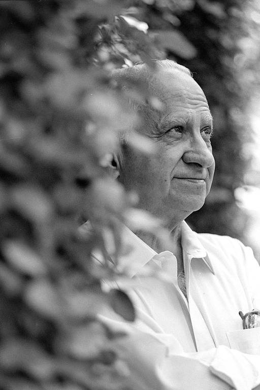 O escritor Otto Lara Resende em abril de 1992, em sua casa, durante entrevista para a Folha