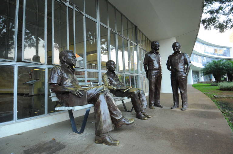 Praça Carlos Drummond de Andrade, em Belo Horizonte (MG), que recebeu as estátuas em bronze  e em tamanho natural que homenageiam “Fernando Sabino”, Hélio Pellegrino, Otto Lara Resende e Paulo Mendes Campos.