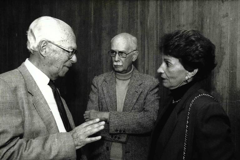 Antônio Callado (à esq.), Antônio Cândido e Helena Uchoa Pinheiro, viúva de Otto Lara Resende, conversam antes da séria de depoimentos sobre o jornalista, na Folha