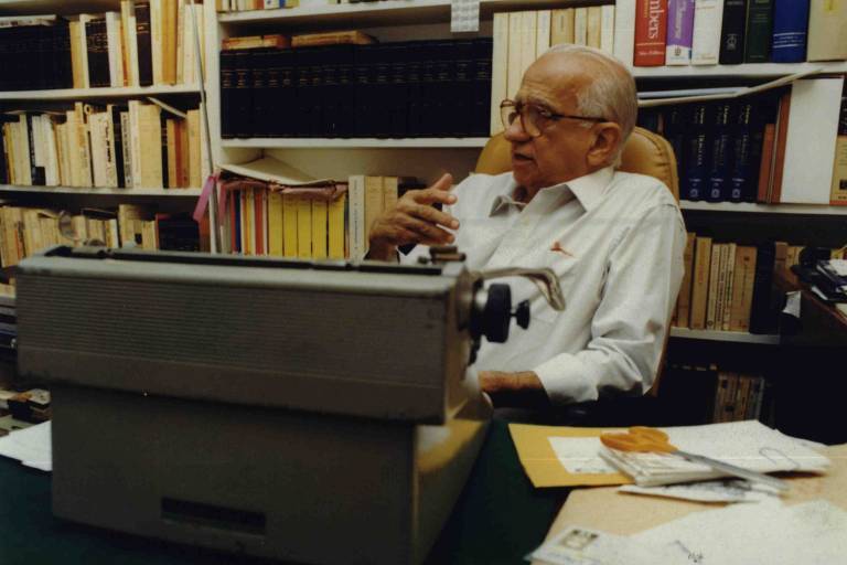 Otto Lara Resende em seu escritório na Gávea, no Rio, em 1992