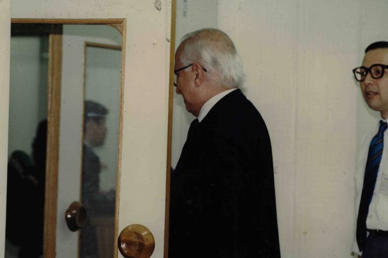 Otto Lara Resende e o jornalista da Folha, Matinas Suzuki, na sede do jornal

