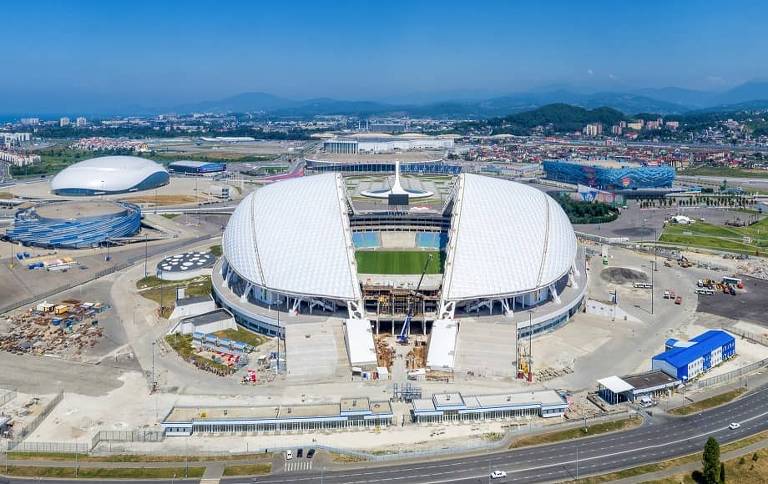 Único fora da Rússia, estádio erguido no pântano é inaugurado para a Copa