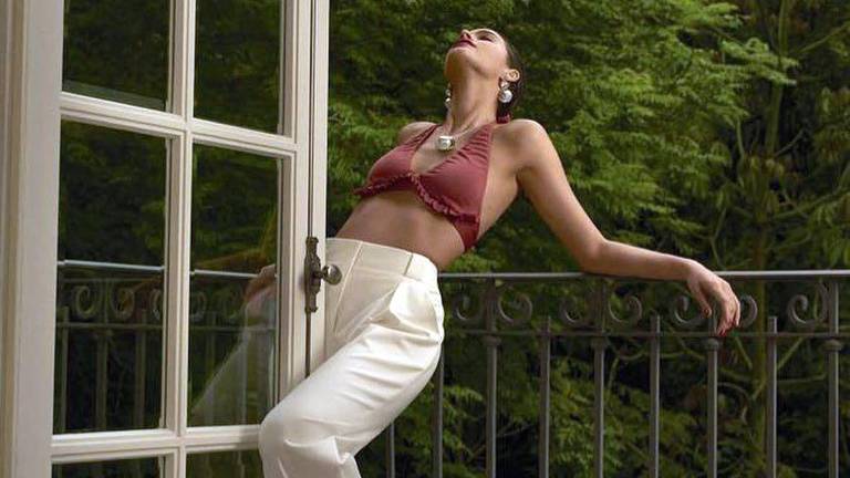 Bruna Marquezine sensualiza com porta em foto publicada no Instagram