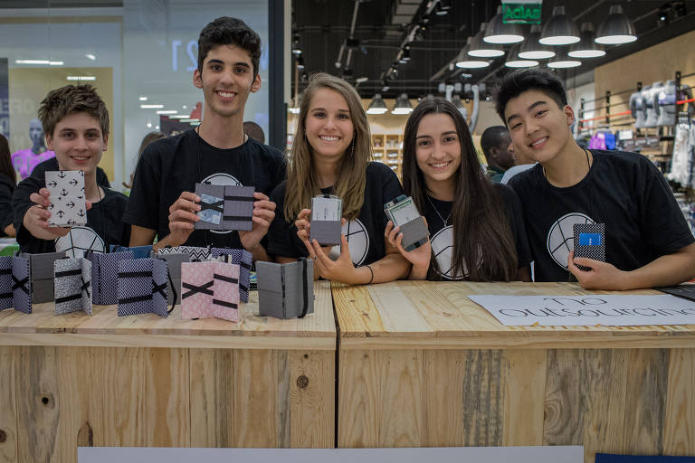 Os alunos Felipe Obino, Bruno Silveira, Isabela Pizzolatti, Laura Schirmer e Denis Yeh, de Porto Alegre, apresentam carteira mágica que se acopla ao celular