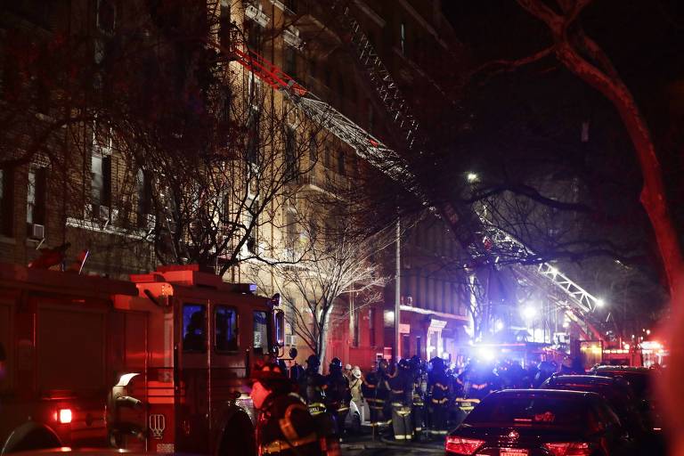 Bombeiros combatem incndio em prdio residencial no Bronx, em Nova York, nesta quinta-feira (28)