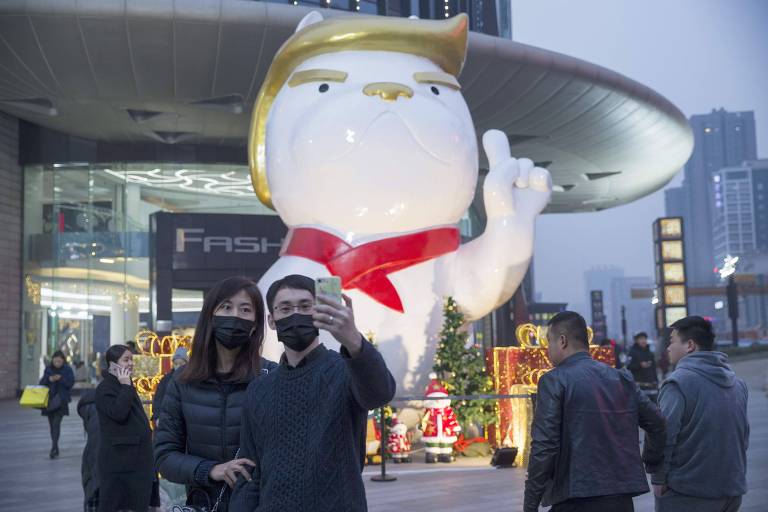 Shopping cria esttua de Trump como cachorro em homenagem ao Ano do Cachorro, em Taiyuan, na China 