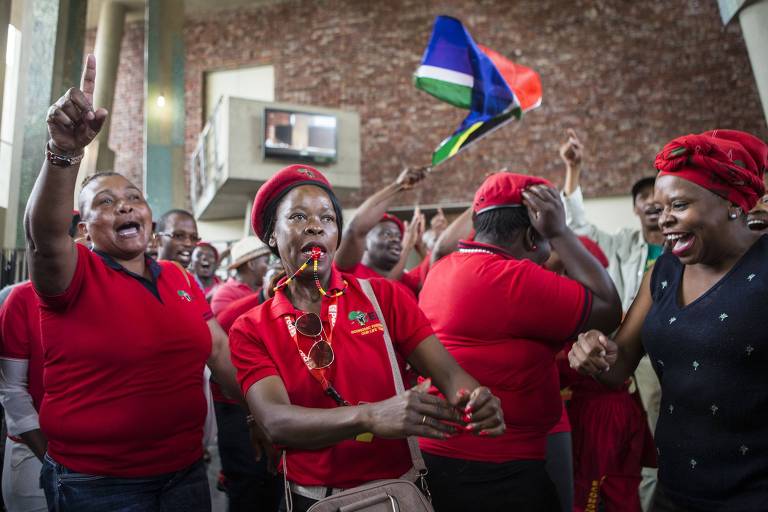 Opositores comemoram deciso da Corte Constitucional contra Zuma