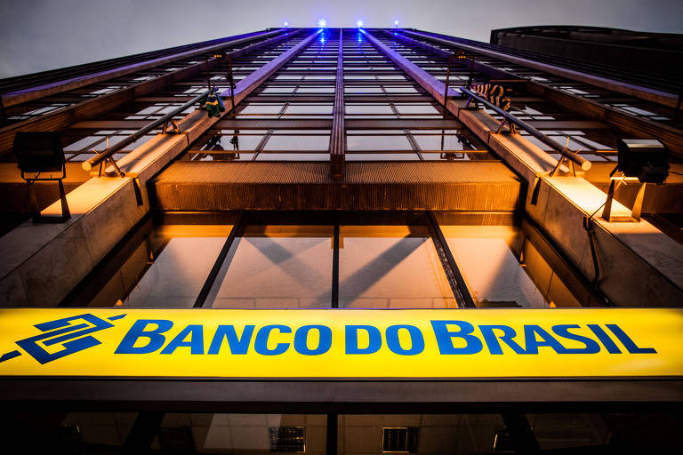 Fachada do Banco do Brasil é vista de baixo para cima.