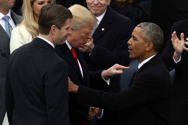 Donald Trump aponta para Barack Obama durante cerimnia de posse nos EUA, em 20 de janeiro