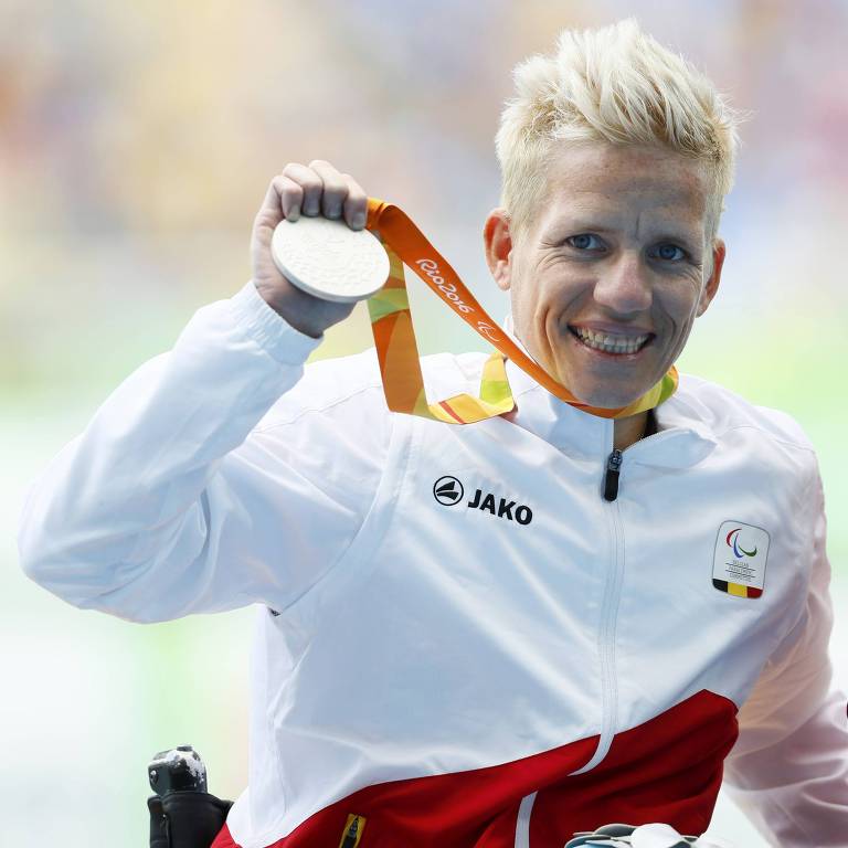 Marieke Vervoort com a medalha de prata dos 400 m categoria T52 na Paraolimpíada do Rio-2016