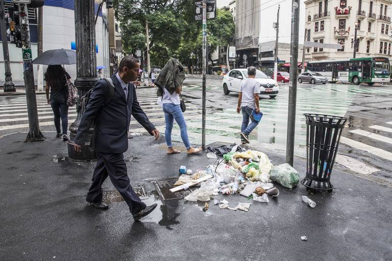 Lixo jogado na esquina da av. Ipiranga e av. São João atrapalhava pedestres