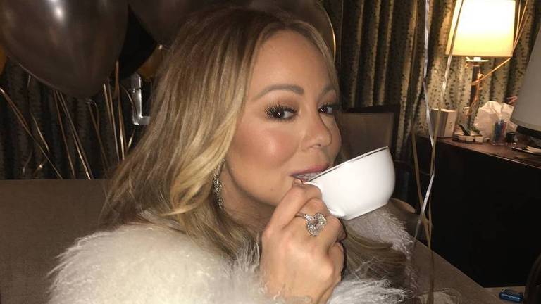 Mariah Carey bebe chá após reclamar da falta da bebida no réveillon de NY 