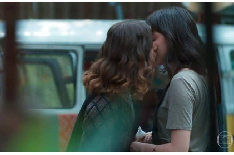 Lica e Samantha se beijam em "Malhação - Viva a diferença"