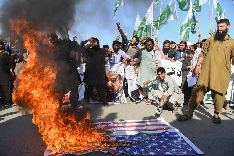 Nacionalistas paquistanês queimam bandeira dos EUA em protestos contra Donald Trump em Karachi