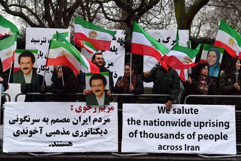 Manifestantes da diáspora iraniana protestam contra regime na embaixada em Londres