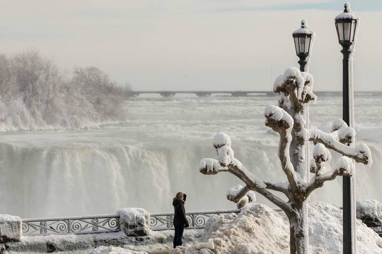 Parte das cataratas do Niagara, no Canadá, ficaram congeladas nesta quarta-feira (3)