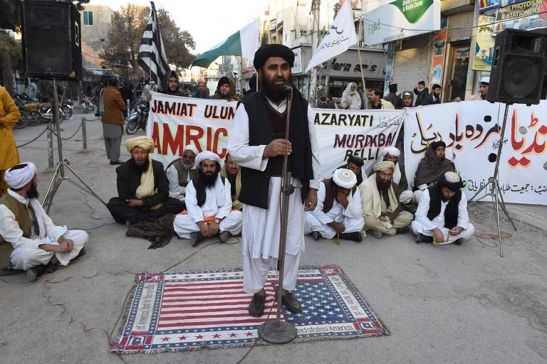 Manifestantes de grupo radical protestam contra os EUA em Quetta, no norte do Paquistão
