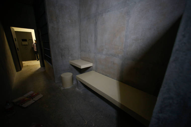 Os presos recebem seis refeições diárias e passam 22 horas do dia em celas individuais de aproximadamente 7 m², onde têm à disposição cama, chuveiro, pia, sanitário, uma mesa e um acento, e podem ler livros de educação, religiosos ou das bibliotecas; na foto, a penitenciária de Brasília ainda em obras